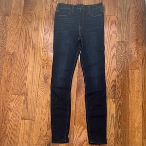 Good condition size 5r w27 l28 with advance stretch. Non ripped darker wash